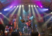 Suonare galleggiando sul lago