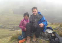 Lo sciamano con il cellulare in tasca