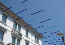 Un cielo di tubi blu