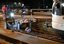 C’è una carrozzina fra i binari