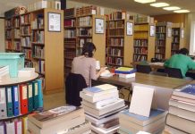 Catena umana per traslocare i libri