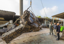 La grande mano di Ivo Soldini protesa verso luce e universo