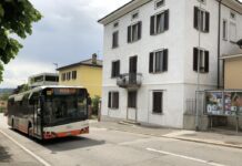 Troppi autobus e rumore in via Vela