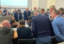 Moltiplicatore su, acque agitate in Città