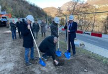 Posa della prima bottiglia per l’acquedotto a lago