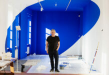 Felice Varini trasforma il Museo d’arte e l’effetto è immersivo