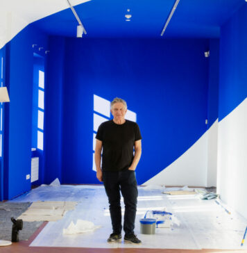 Felice Varini trasforma il Museo d’arte e l’effetto è immersivo