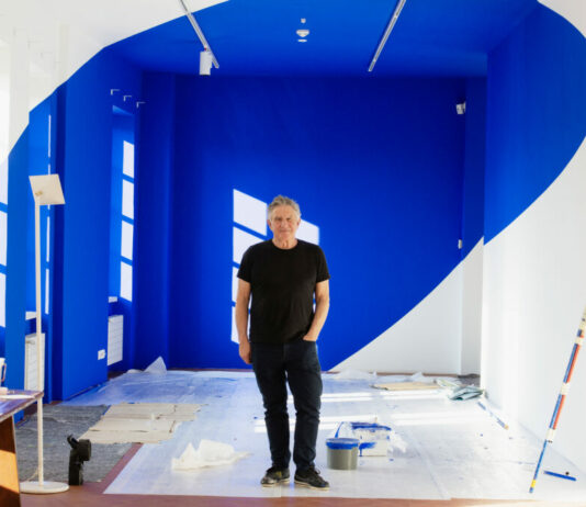 Felice Varini trasforma il Museo d’arte e l’effetto è immersivo