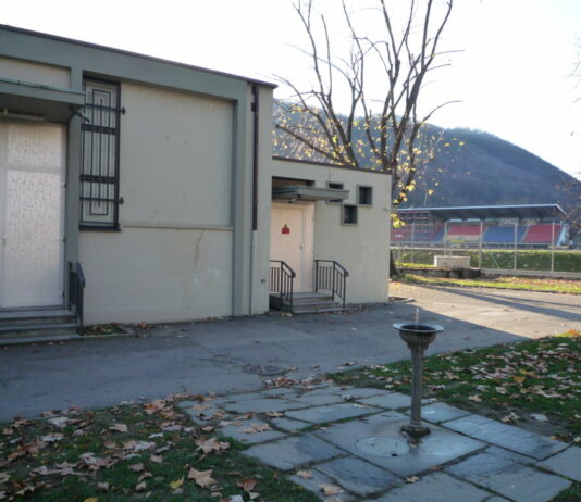 Da destra e sinistra: “Fate luce sui due pozzi”